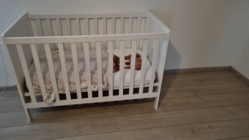 Ledikantje met matrasje en 4 babyslaapzakken