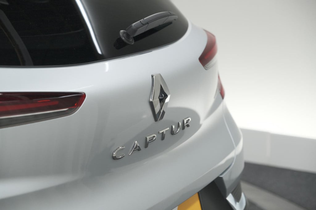 Renault Captur tce 140 edc techno | camera | 9.3 inch groot scherm | stoelv