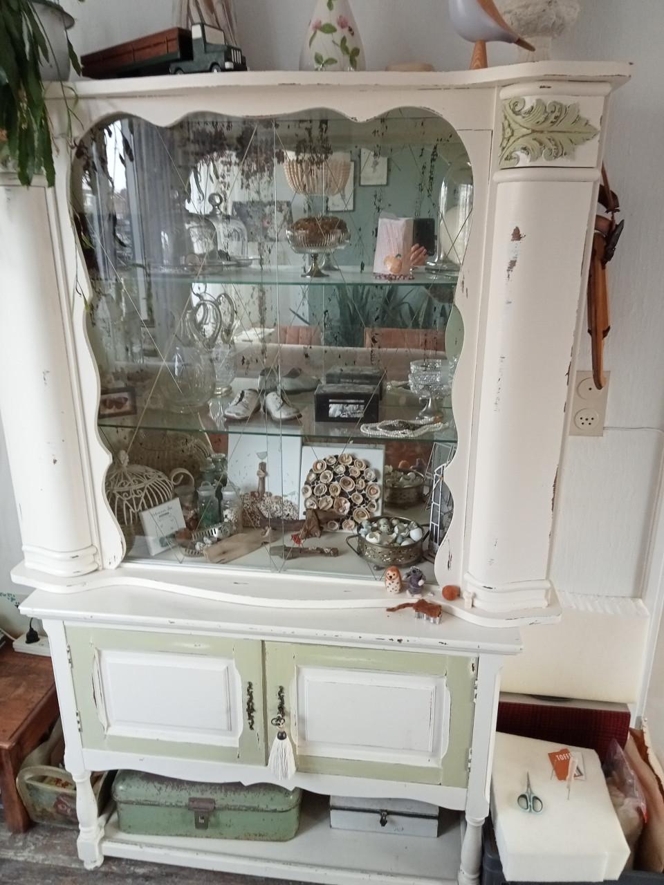 Brocante oude vitrinekast