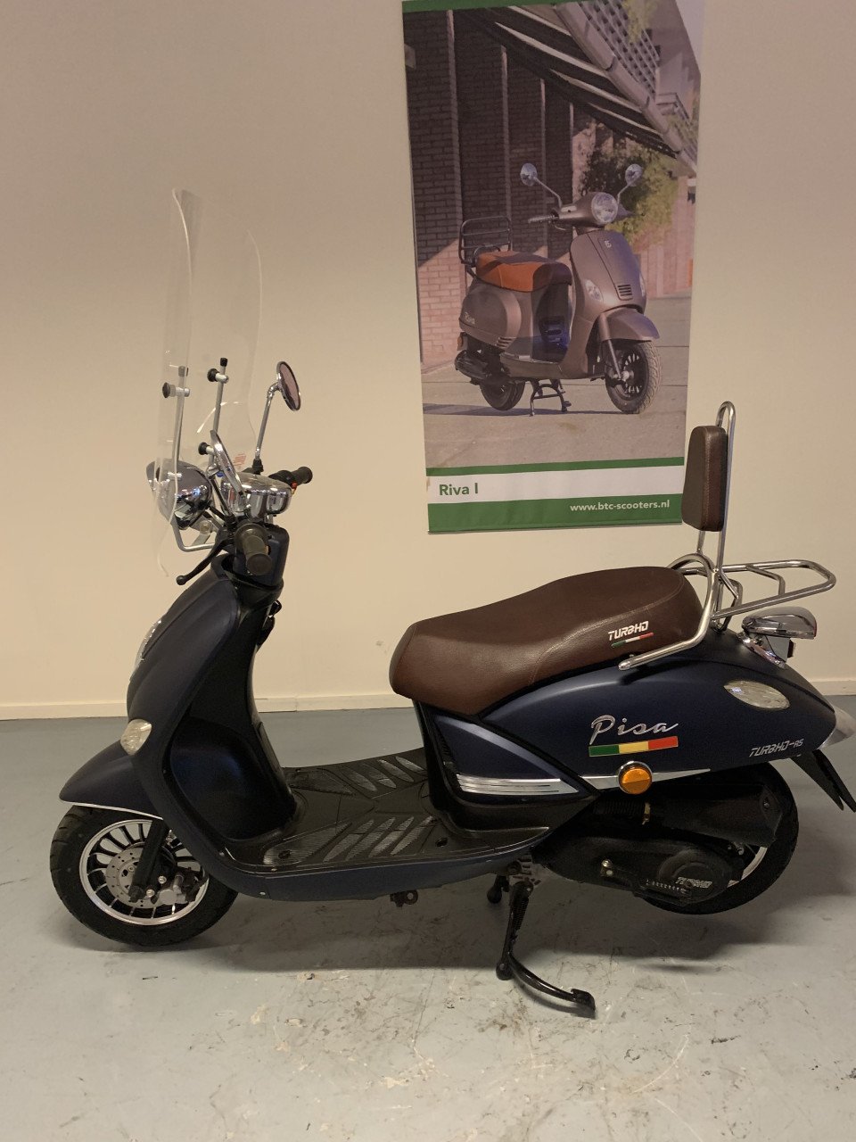 RETRO SCOOTER MET WINDSCHERM 25KM NU 649,= RIJKLAAR