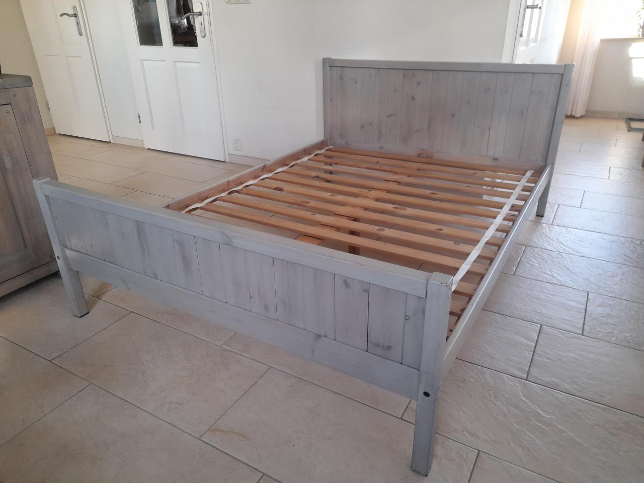 Massief houten bed 140 x 190 (in goede staat )