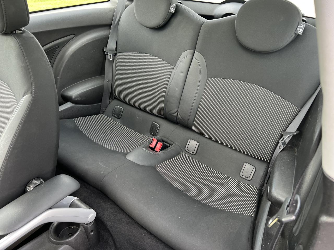 Dealeronderhouden Mini one uit 2010 met slechts 84.700 km met Panoramadak!!