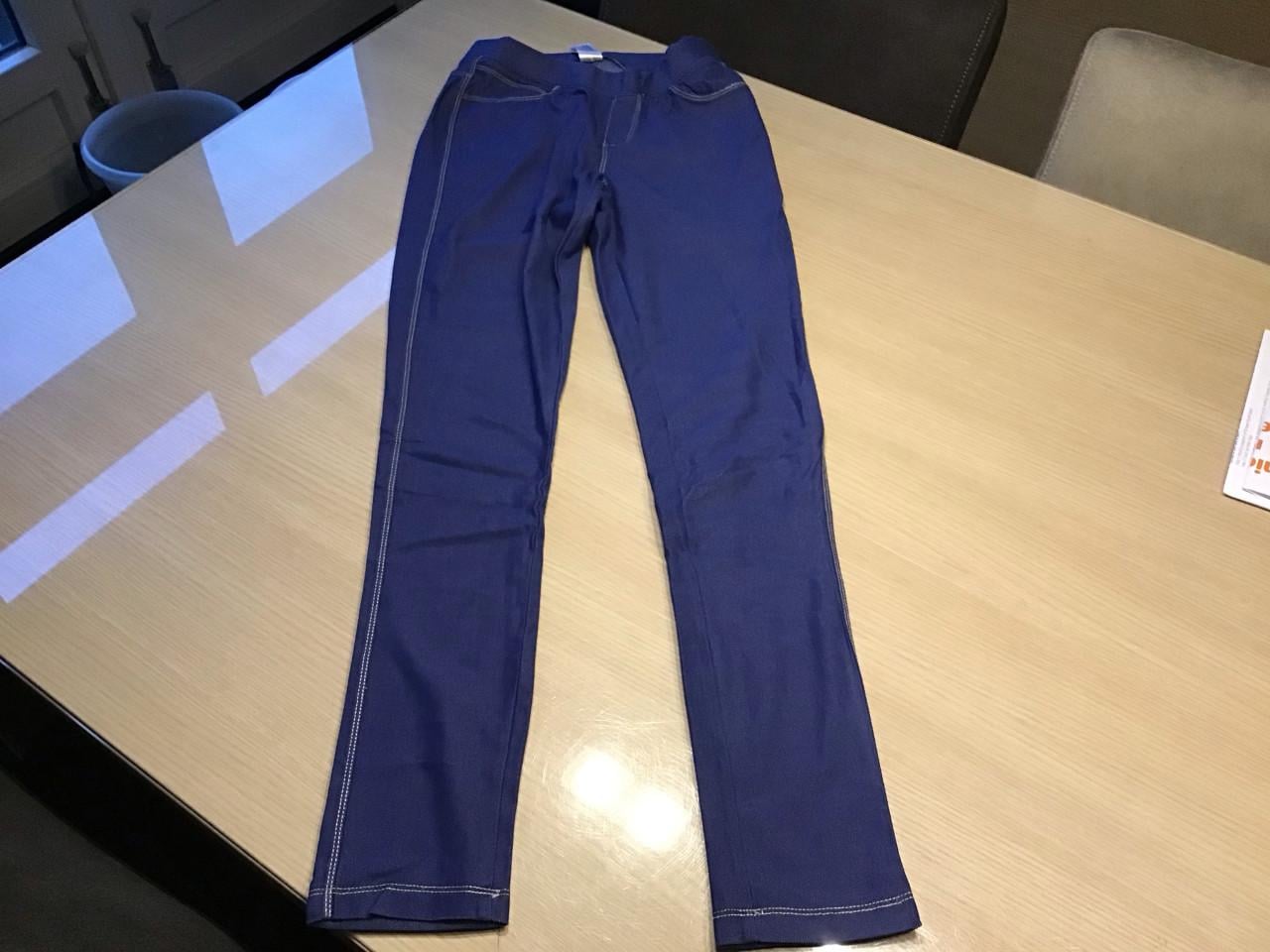 Comfortabele blauwe jegging. Licht en donker blauw. Maat 170