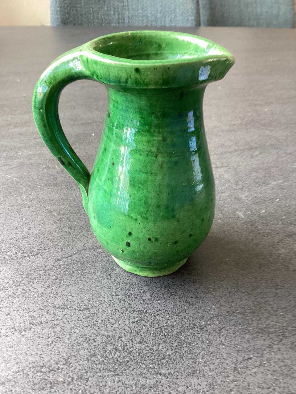 Vintage Kannetje.  Groen geglazuurd aardewerk.