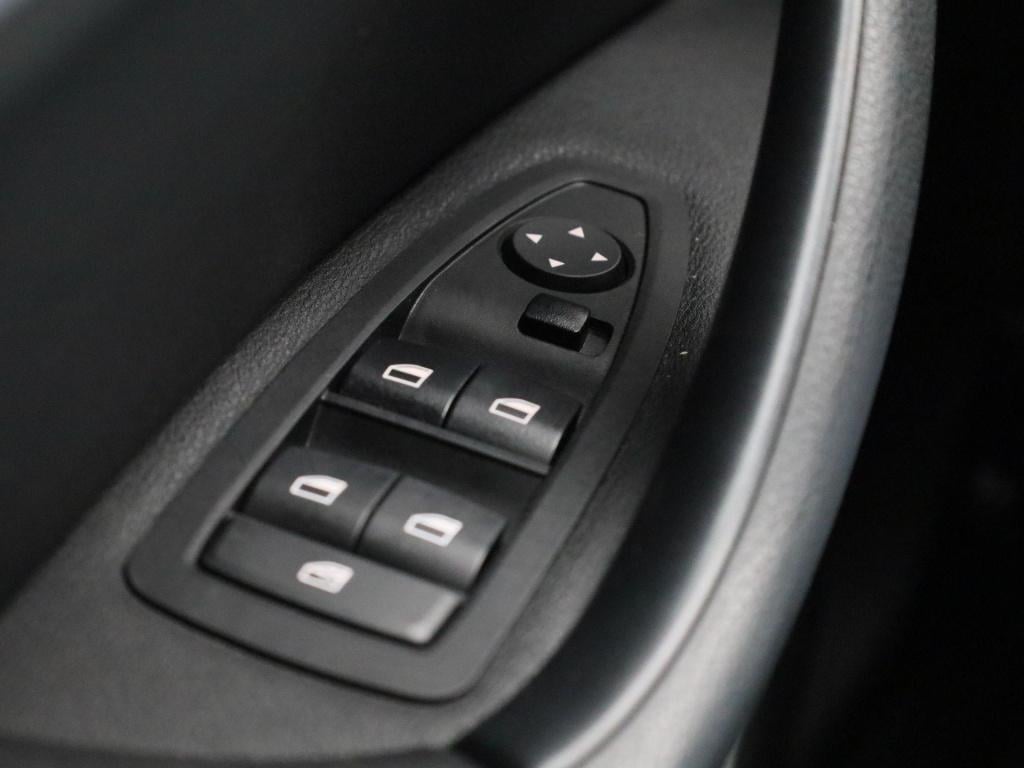 BMW X1 sdrive18i business edition plus | automaat | lmv | trekhaak | parkee