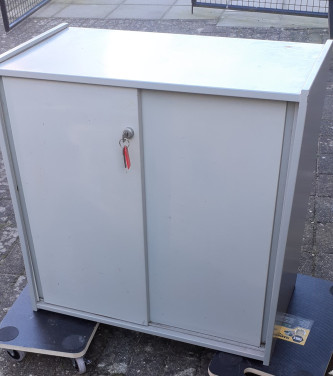 Gratis metalen kastje H 75 B 75 D 40
