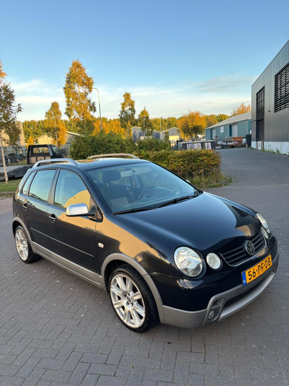 Volkswagen Polo 1.4 FUN 55KW 2004 Zwart | CROSS-UITVOERING | NIEUWE APK!