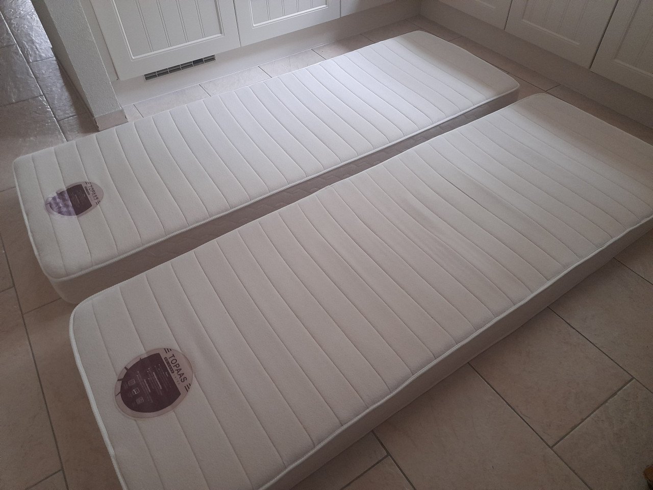 2 matrassen van 70 x 200 x 15  ( in goede staat )