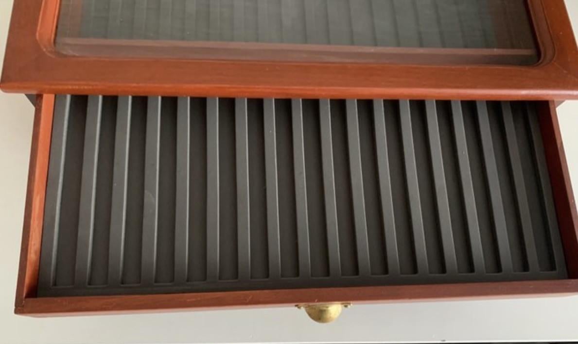 Vitrine met 3 laden voor 50 pennen