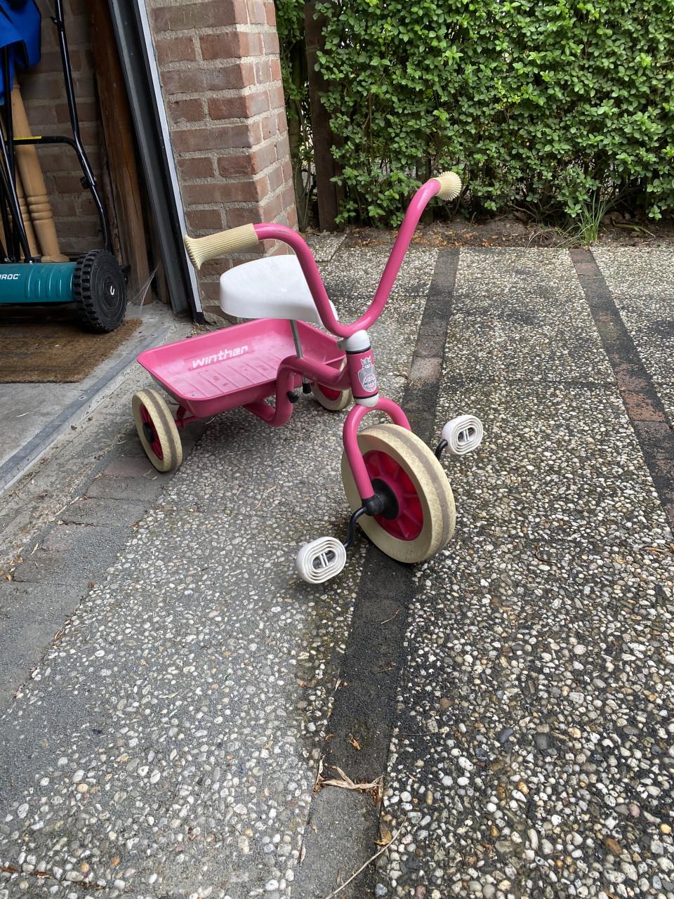 Kinderstoel en rose kinderdriewieiler