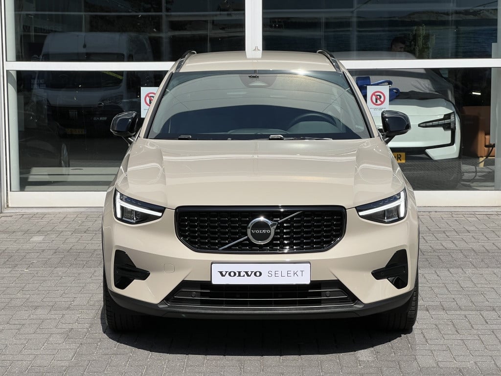 Volvo XC40 b4 197pk plus dark| adap.cruise| trekhaak|camera| googlemaps| el