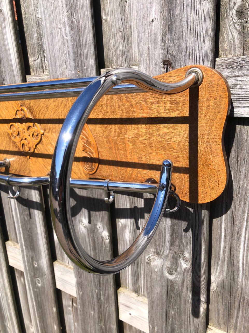 Vintage eikenhouten wandkapstok met chromen stangen en haken AFM 100x32x23