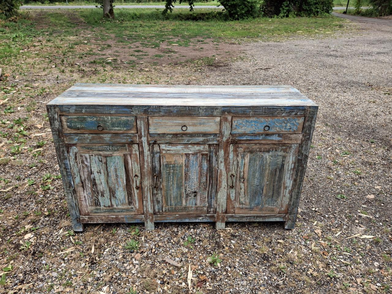 IBIZA STIJL DRESSOIR MET VEEL BERGRUIMTE