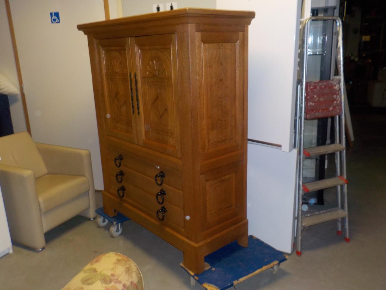 Geheel massieve kast ook te gebruiken als t.v. meubel in zeer goede staat