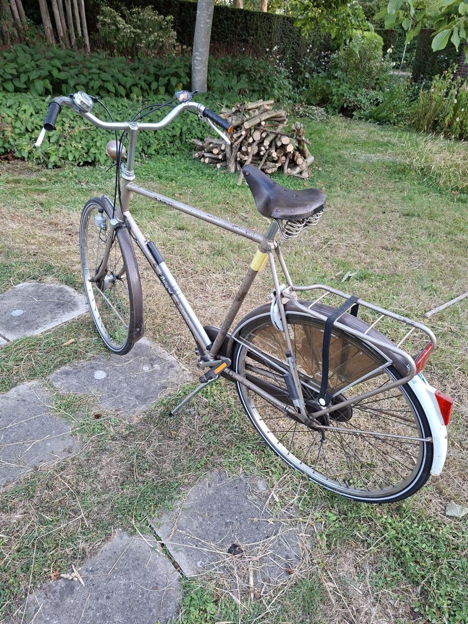 Batavus herenfiets met 3 versnellingen, oud model maar fietst nog prima
