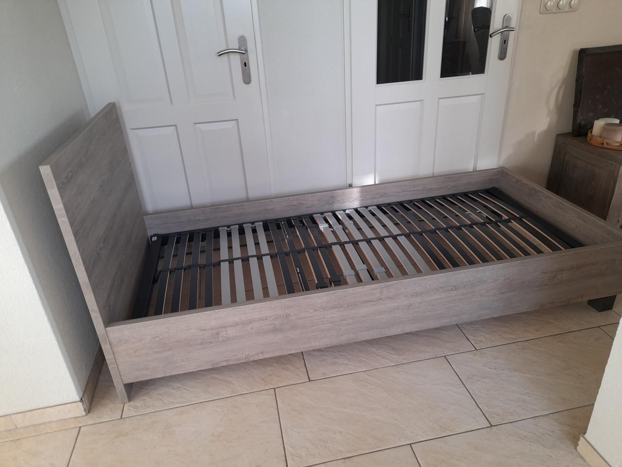 1 persoons bed 90 x 200 ( in goede nette staat )