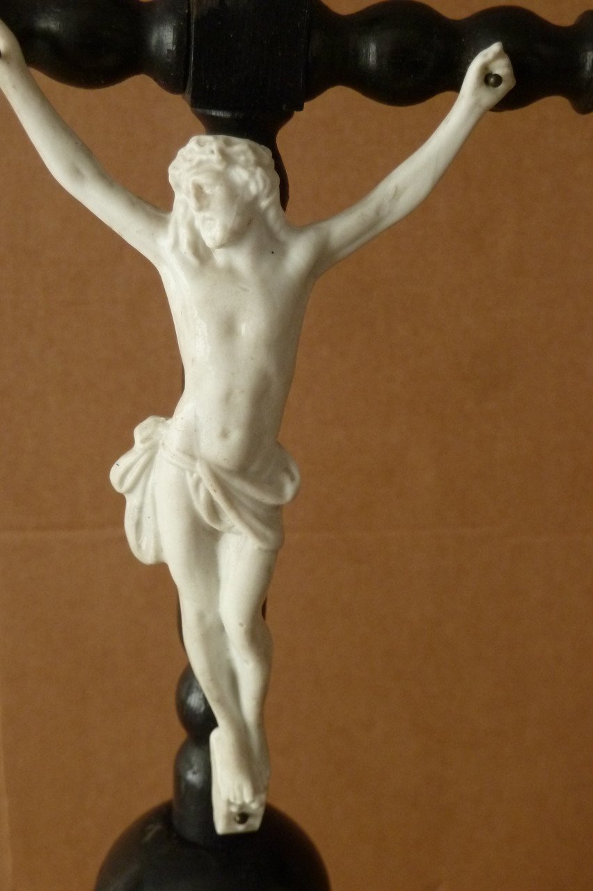 Staand kruisbeeld (crucifix) met corpus van biscuit porselein