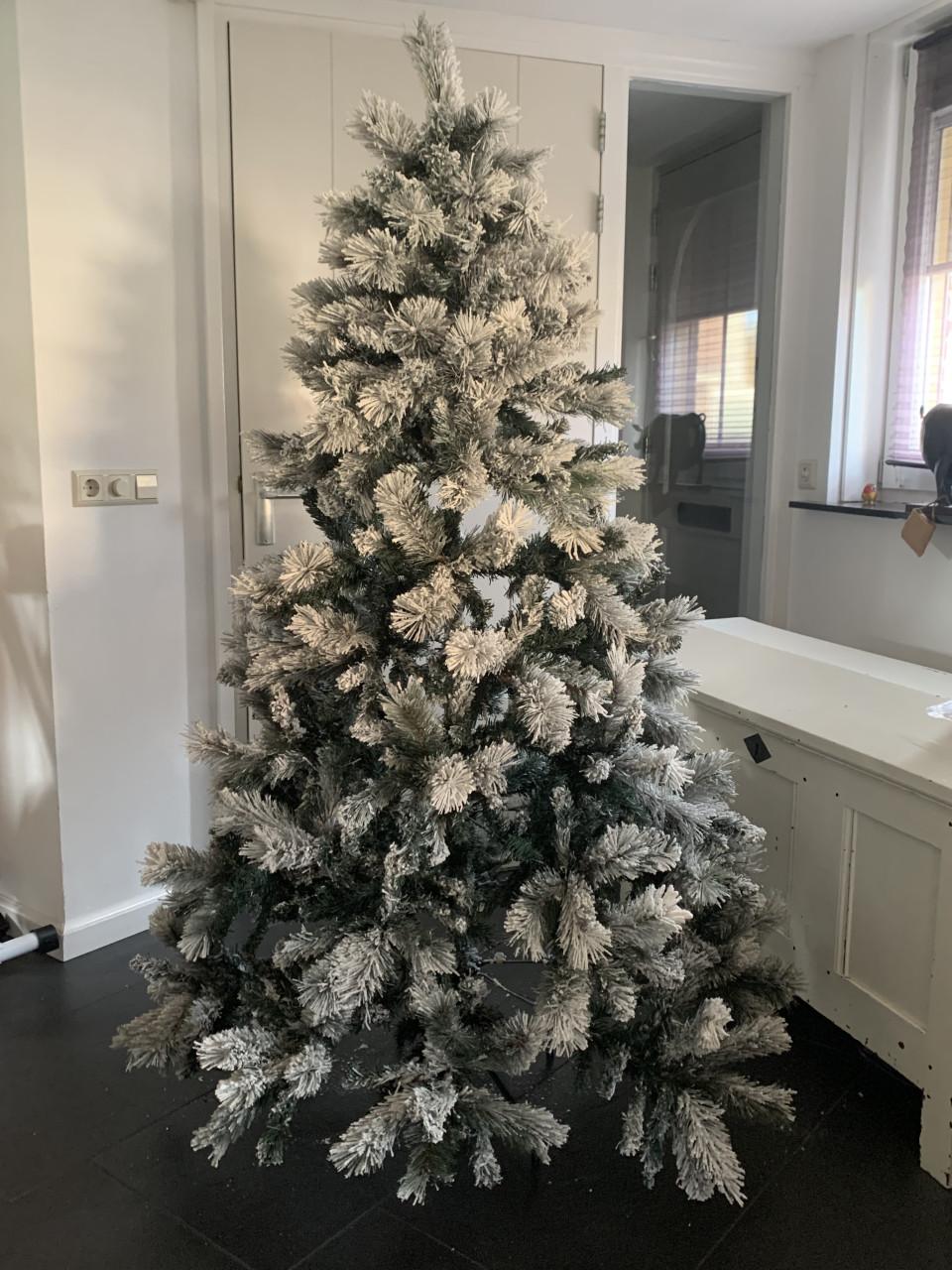 Kerstboom met sneeuw. 1.85 m