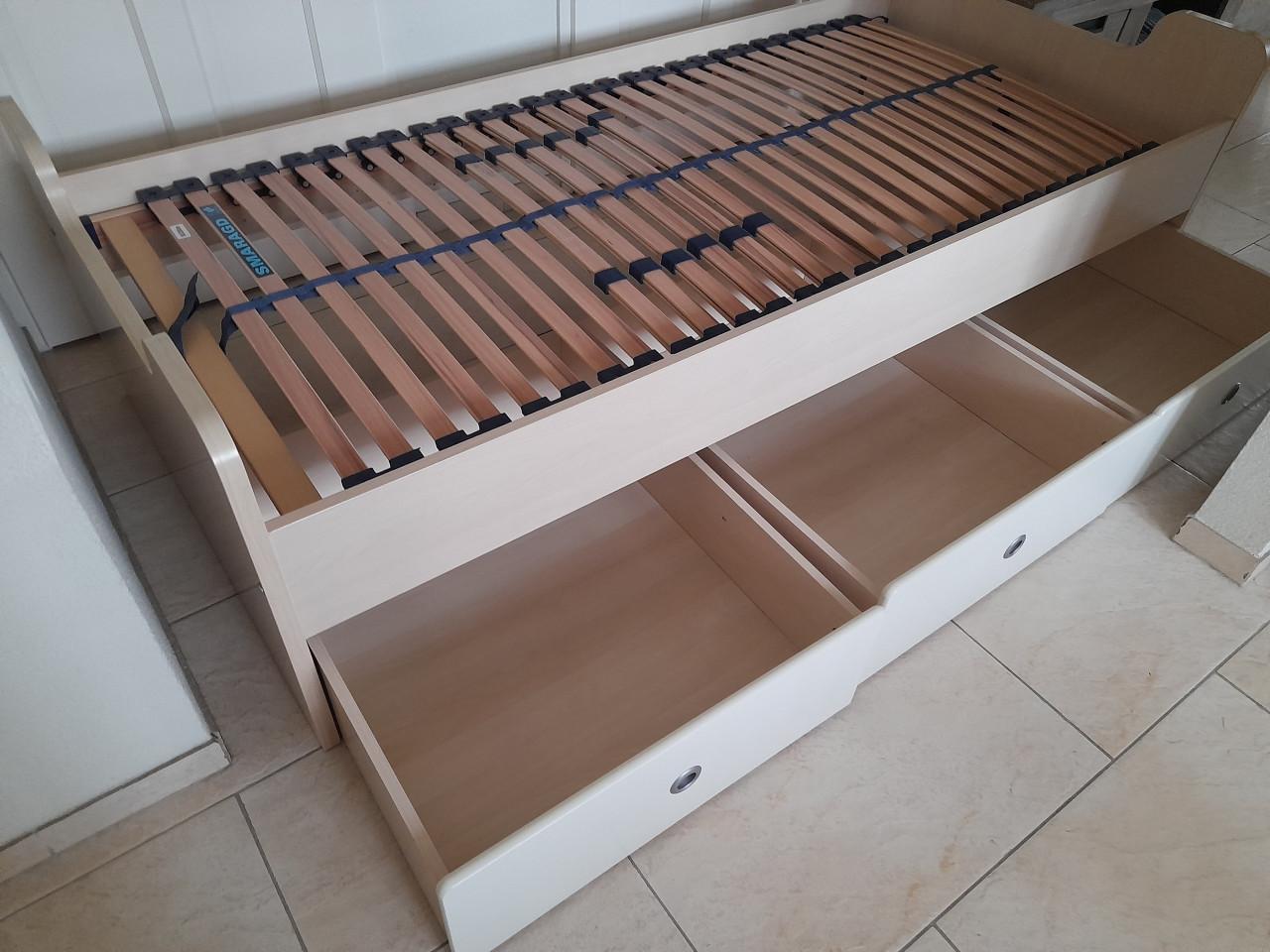 1 persoons Bed met laden (in goede nette staat )