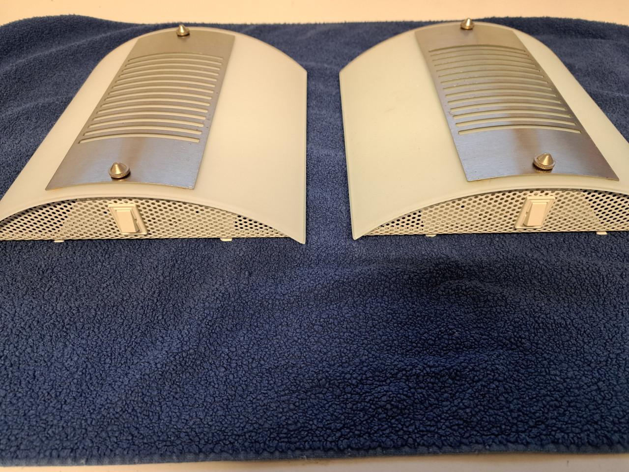 Twee glazen wandlampen