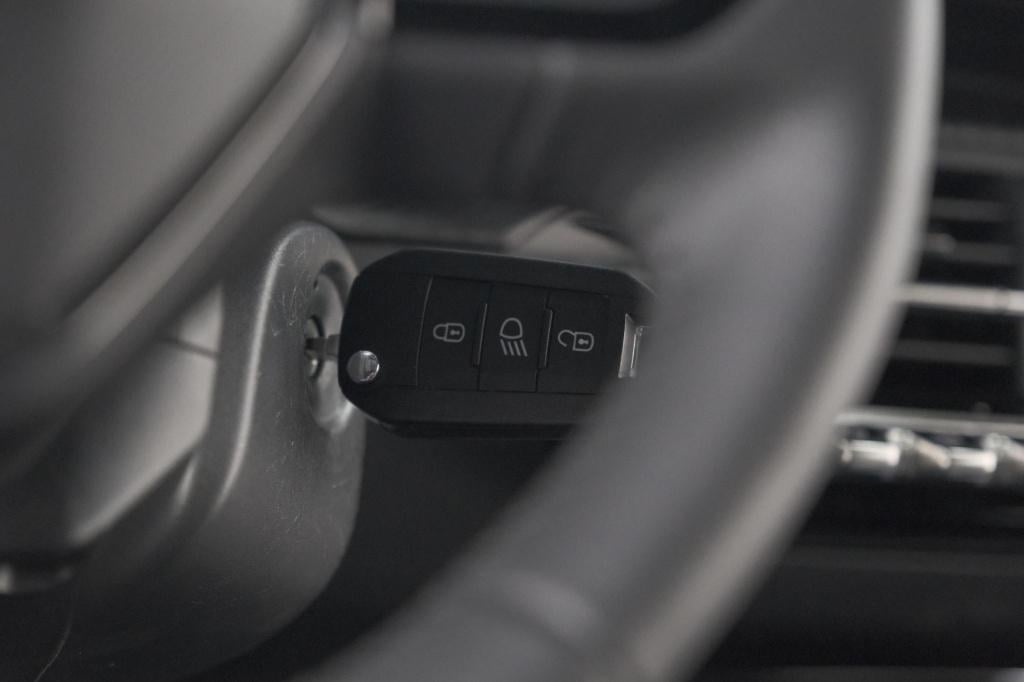 Peugeot 2008 puretech 100 allure | camera | navigatie | parkeersensoren | a