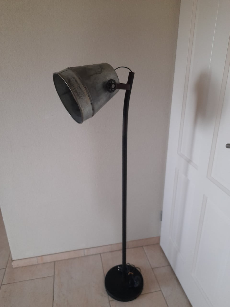 Leuke metalen vloerlamp (in goede staat )  Industriele look!