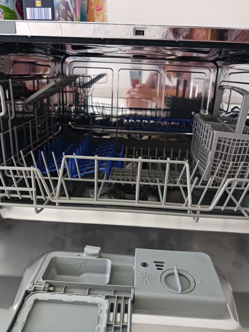 Goed werkende vaatwasser voor 1 of 2 personen.