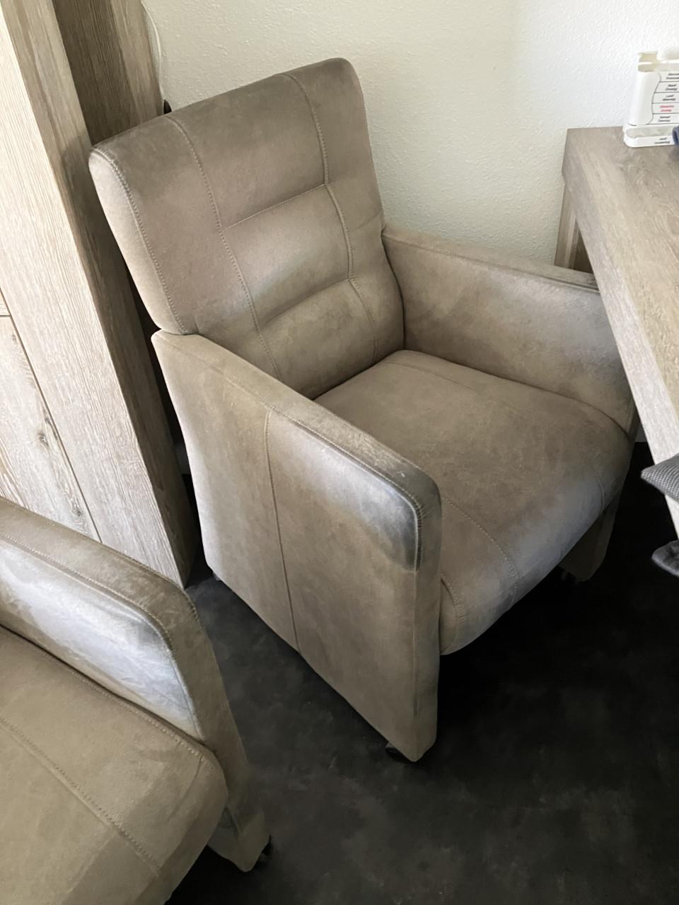 Te koop 4 eetkamerstoelen met wieltjes