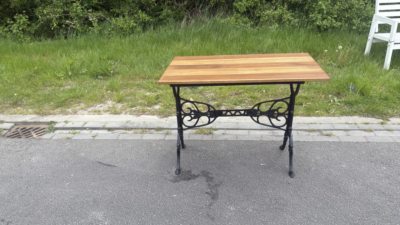Tuintafel met gietijzeren onderstel