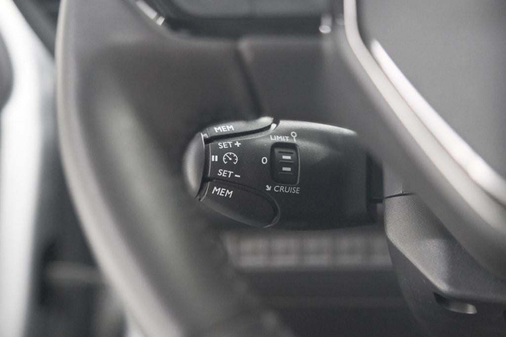 Peugeot 208 puretech 100 active | parkeersensoren | navigatie | apple carpl