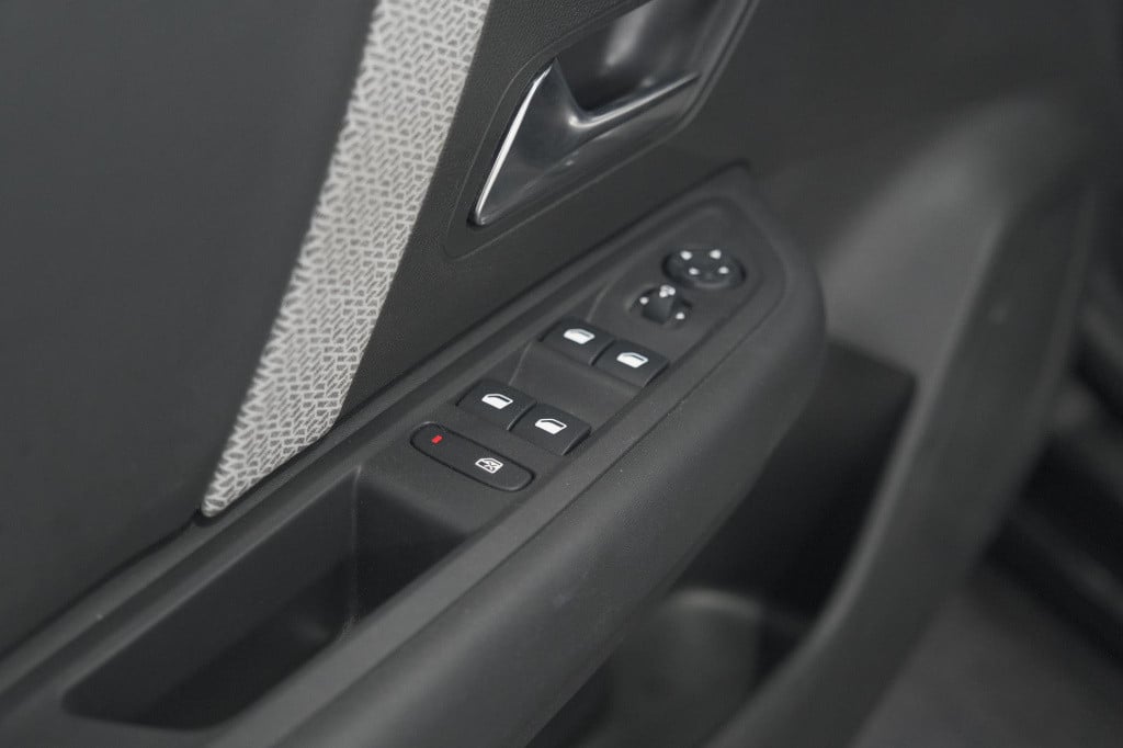 Citroen C4 puretech 130 eat8 shine | camera | head-up display | parkeersens
