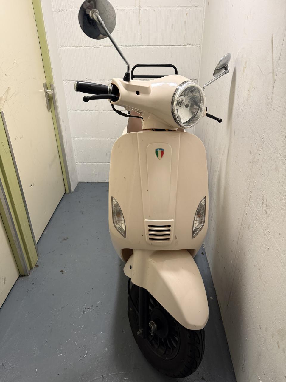 In nieuwe staat Riva Snorscooter