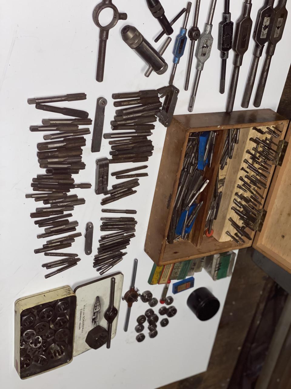 Grote partij tappen en snijijzers;wringijzers;krukjes draadmeters ed.