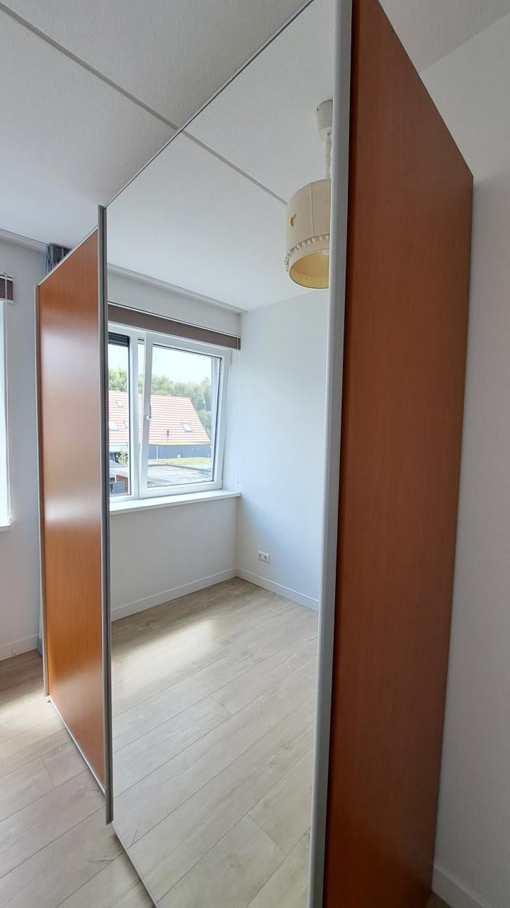 Grote kast met spiegel