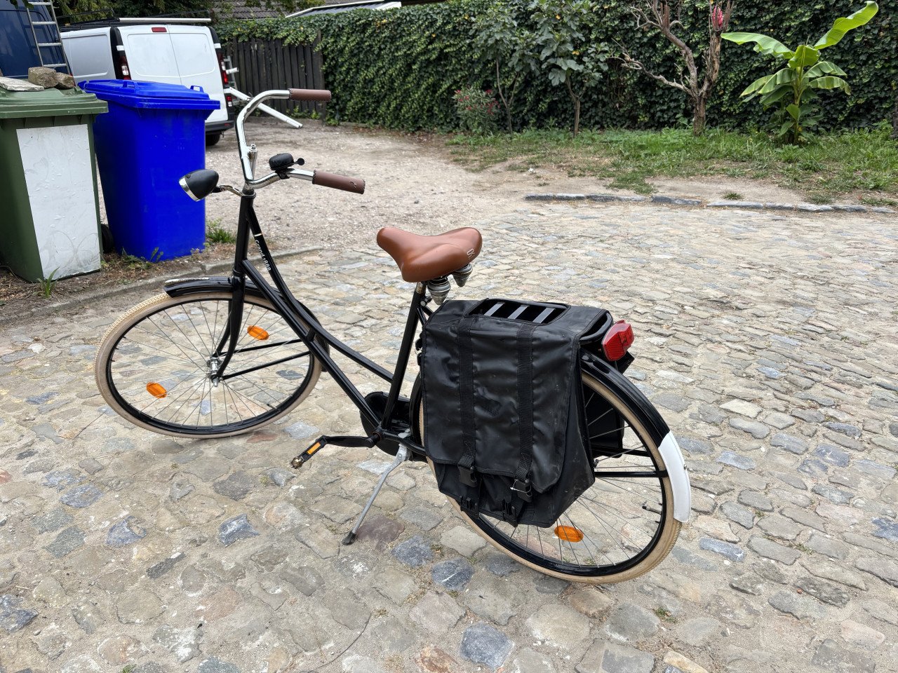 Zwarte oma fiets met zijtassen, framemaat 53cm (volwassen maat)