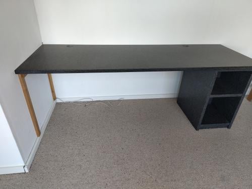 Bureau van natuursteen