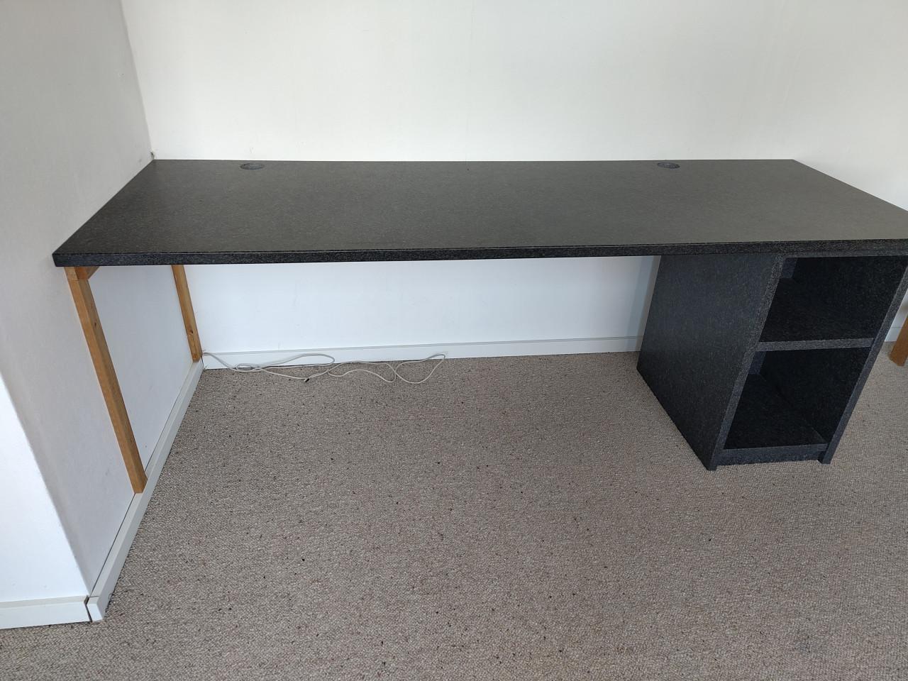 Bureau van natuursteen