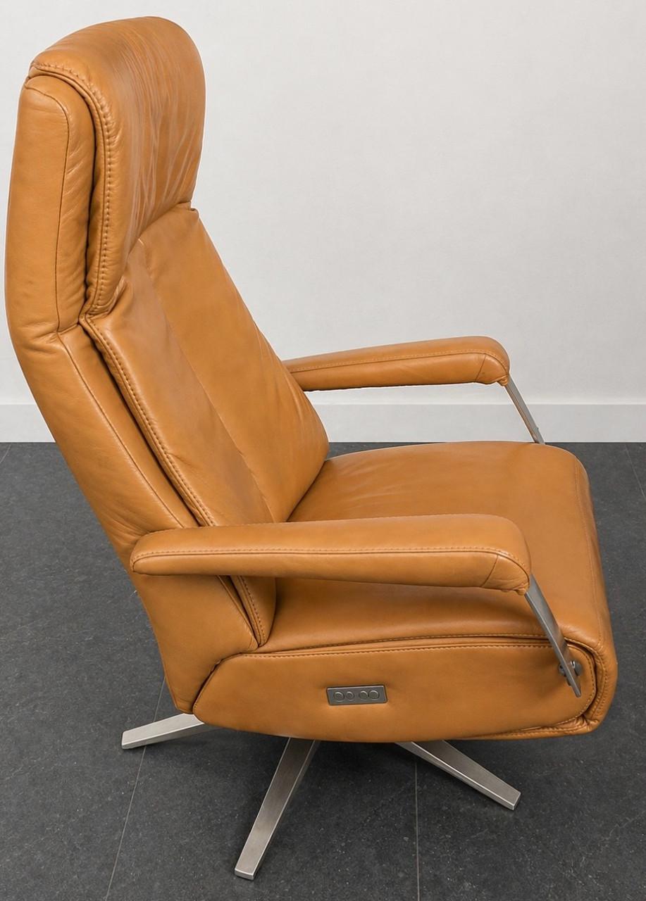 Elektrisch bedienbare relax fauteuil op accu, cognac kleur