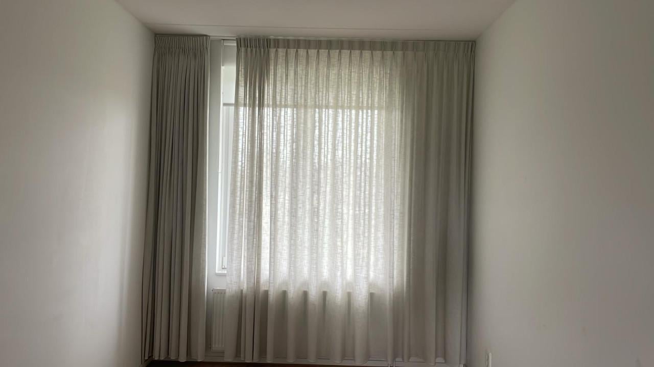 Luxe lichtdoorlatende gordijnen licht beige