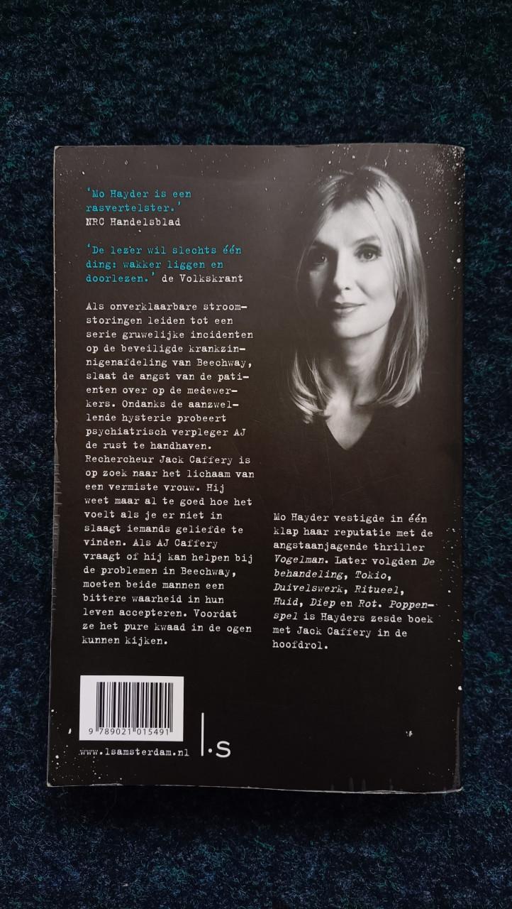 Boek literaire thriller. Poppenspel van Mo Hayder. Goed in elkaar gezet.