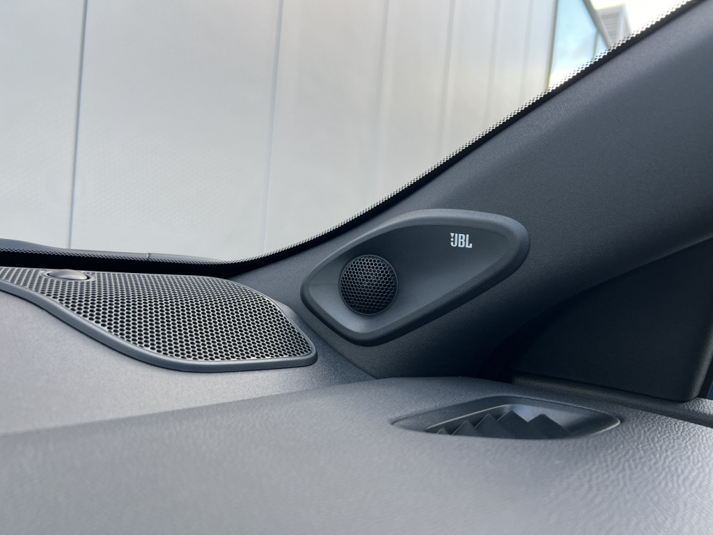 Toyota Yaris 1.5 hybrid 130 launch edition jbl audio | headup display | sto