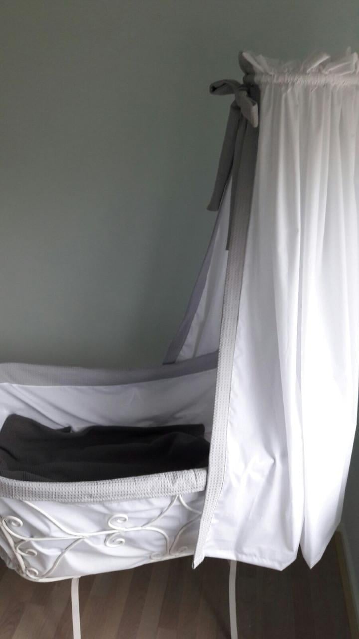 Smeedijzer wieg met bekleding en matras