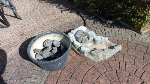 Waterval met bak, slang en stenen