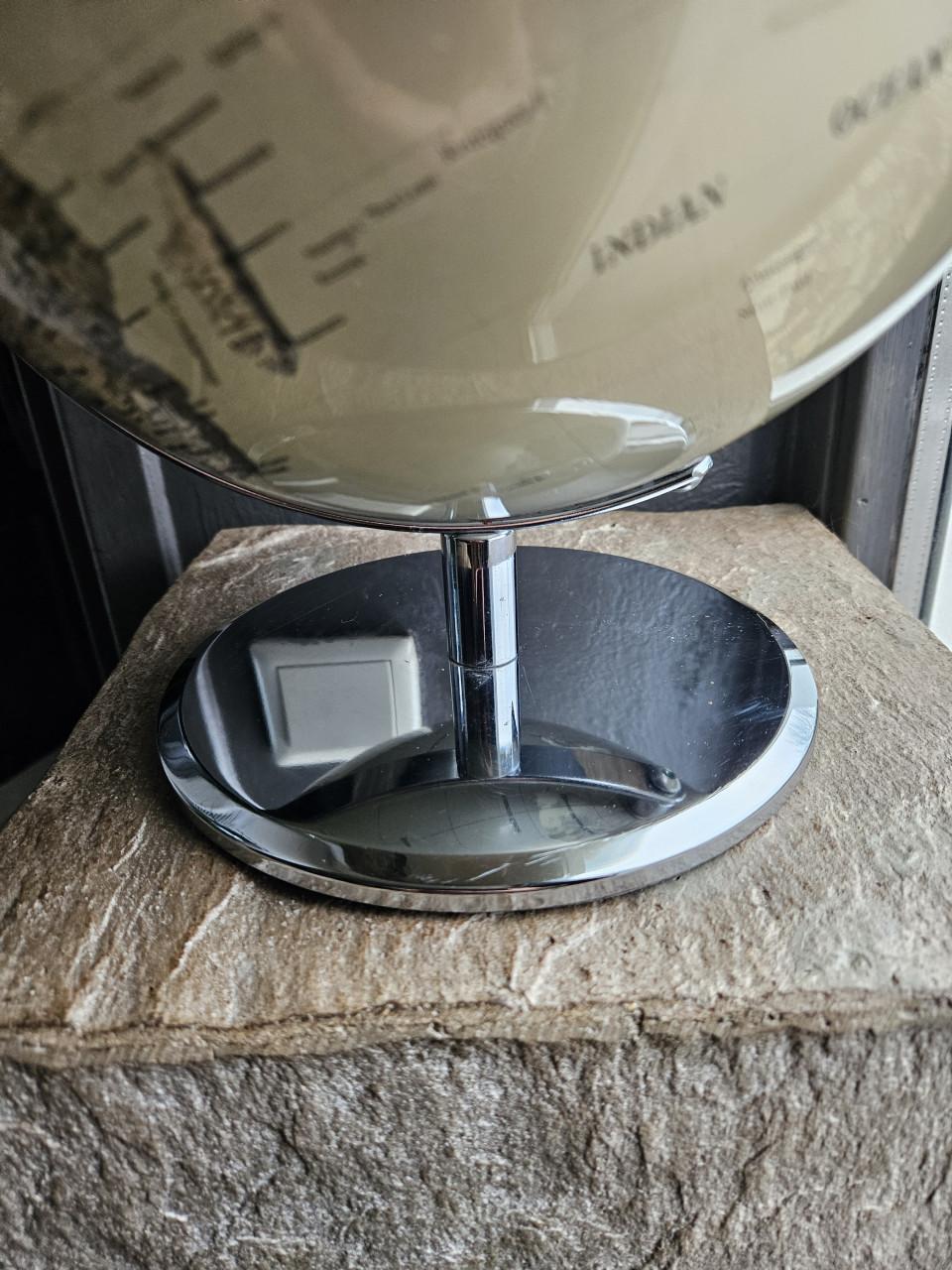 Prachtige gouden vintage wereldbol van metaal en chroom