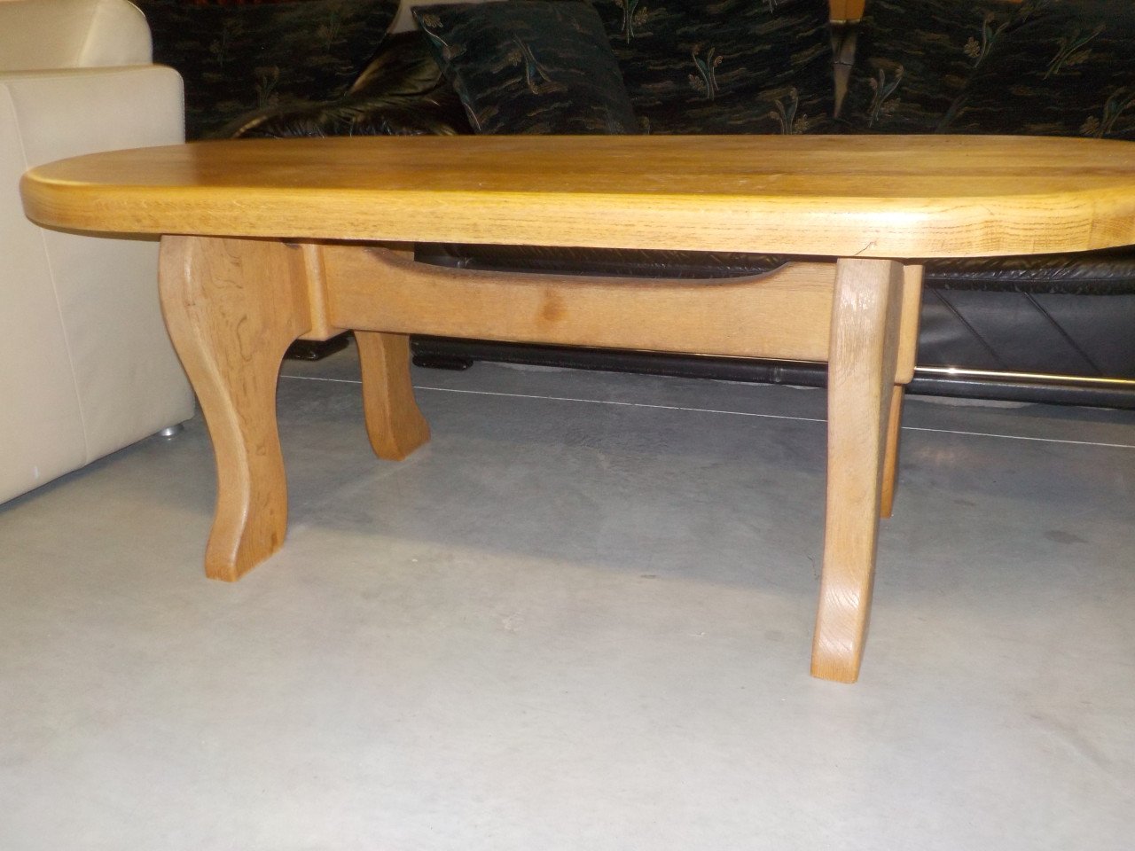 Geheel massief blank eiken salontafel redelijk hoog en redelijk dik ( 5 cm