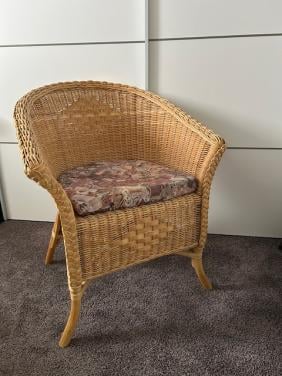 Keurige rieten stoel met kussen. Zithoogte ca 44 cm.