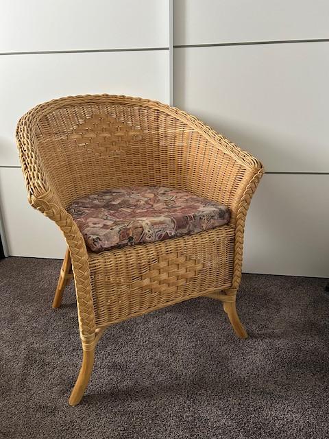 Keurige rieten stoel met kussen. Zithoogte ca 44 cm.