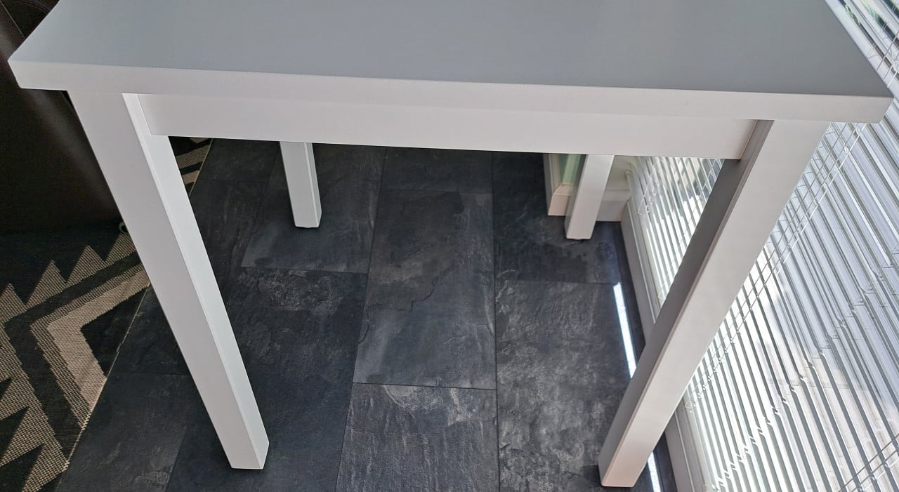 Witte zware tafel - (b) 74 x (d) 74 x (h) 75 cm