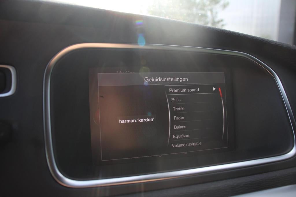 Volvo V40 2.0 t2 r-design - leder/alcantara - harman kardon - led - navi - 
