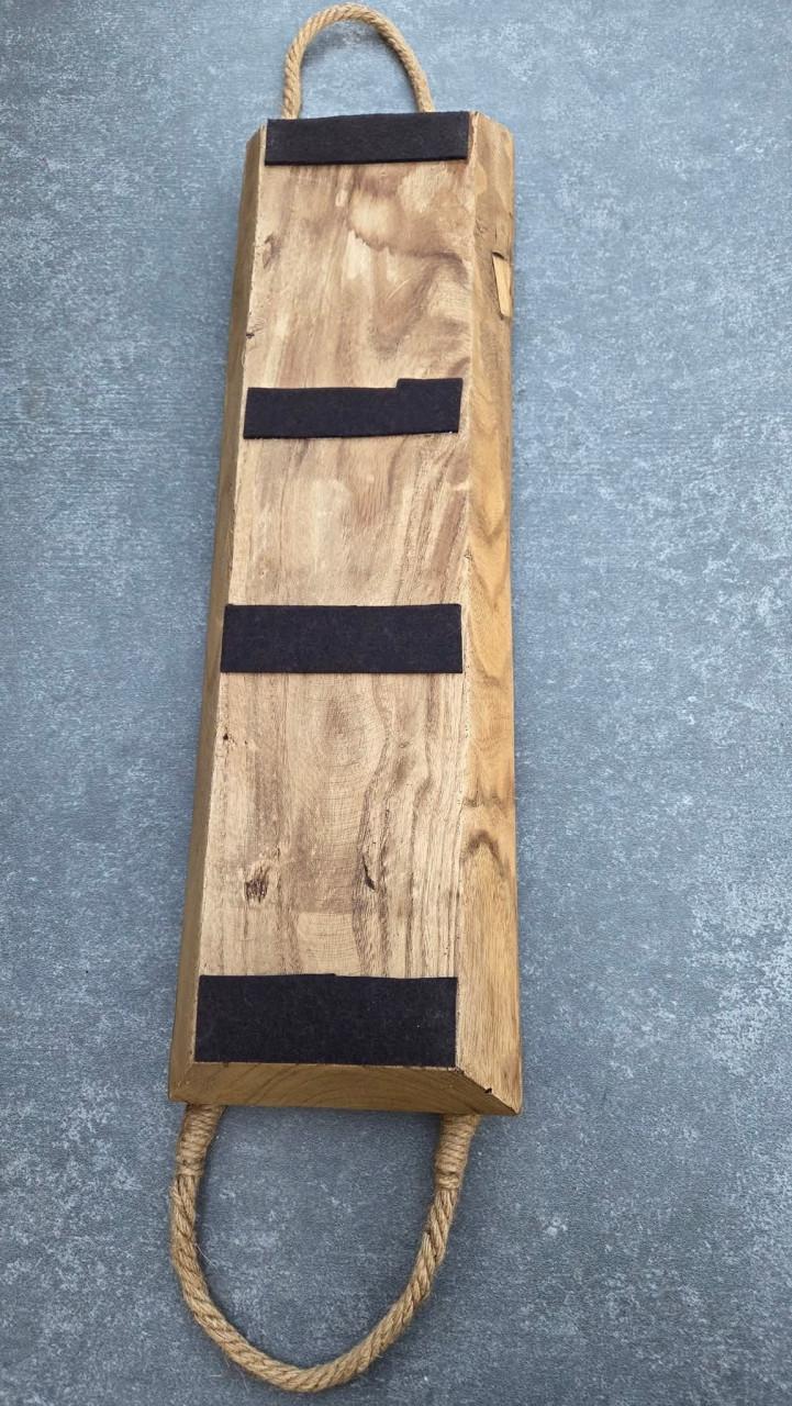 Decoratieve houten schaal met handvaten van touw.
